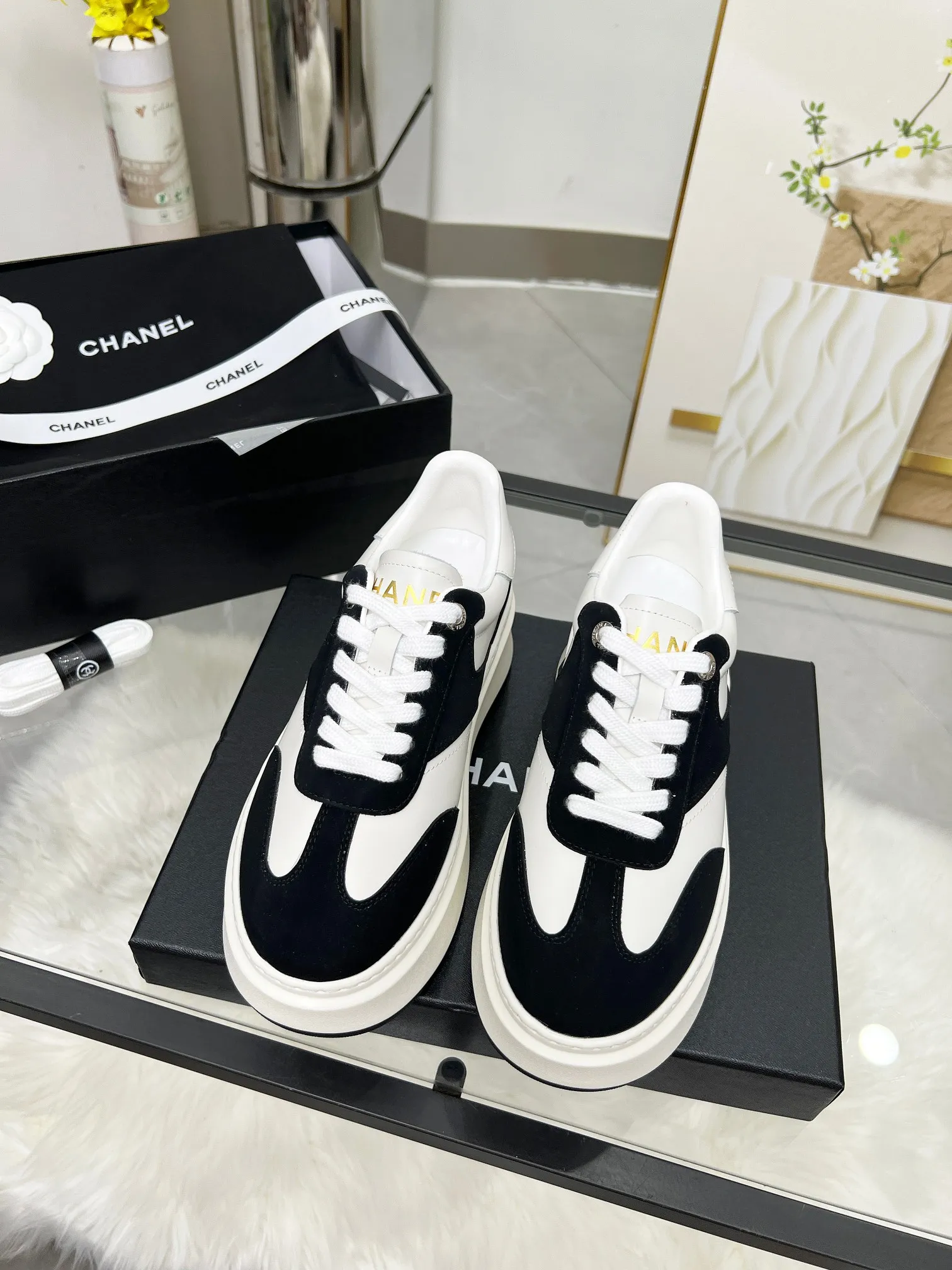 👟👟Ex-factory price 480👟👟 CHANEL 25C spring and summer new sports shoes official website is available at the same time ❤️ Counter out-of-stock kings. Major bloggers are recommending new styles on social days. This season’s new styles are simply eye-catching and look great on the feet. The casual casual sports style is refreshing and natural, interpreting Chanel’s fashionable femininity. The overall customization makes all sports models on the market at that time obsolete. This series is now available for sale! The upper is made of custom imported pebbled calf leather ➕ custom frosted calf leather. The lining is made of original one-to-one professionally customized mesh. Hardware accessories. Original full set of molds (not common in the market). Original custom molded TPU combination outsole. Height 4 cm. Women's size 35-39.
